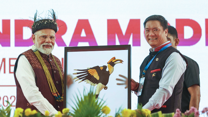 https://www.salarnews.in/public/uploads/images/newsimages/maannewsimage22092025_161749_PM MOdi with Khandu.png